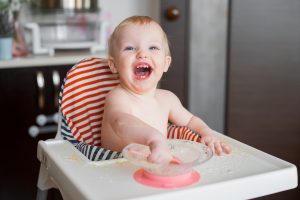 Read more about the article Kā iemācīt bērnam ēst pašam?